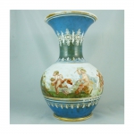 Vaso de opalina  em policromia e frisos a ouro, decorada com querubins (com quebrados).Alt. 40 cm