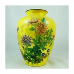 Vaso de cloisonne na tonalidade amarela  e decoração floral em policromia( restaurado). Alt. 25 cm