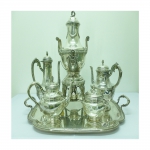 Serviço para chá e café de metal espessurado a prata , composto de: 3 bules, , açucareiro; samovar(alt.total 47 cm) e bandeja(62 x 42 cm). Total 6 peças.