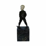Escultura no estilo Art Noveau em bronze e osso representando criança com esqui. Corpo em bronze esculpido, rosto em marfim e base em bloco de mármore italiano. Autor não identificado, medindo: corpo 19cm; base 10cm em um total de 29cm.