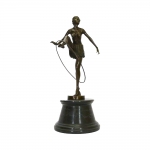 Escultura em bronze em estilo Art Noveau representando dançarina com argola, medindo 34cm de altura com base em mármore torneado medindo 11cm. Total 45cm. Autor não identificado.