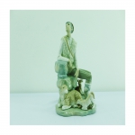 LLADRÓ - grupo escultórico em porcelana policromada e vitrificada, representando "Camponês com animais" (sapato do camponês colado), med. 26 cm de altura