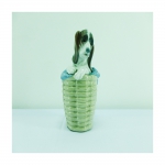 LLADRÓ - grupo escultórico em porcelana policromada e vitrificada, representando "Cão no cesto" , med. 20 cm de altura