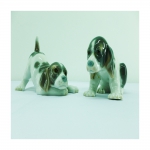 LLADRÓ - grupo escultórico em porcelana policromada e vitrificada, representando 2 pequenos cães, (1 com rabo colado), med. 8 x 15 cm e 11 x 15 cm