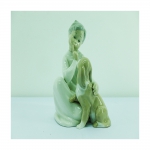 LLADRÓ - grupo escultórico em porcelana policromada e vitrificada, representando "Menina e cão", med. 19 cm de altura