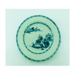 Prato raso em porcelana CIA DAS INDIAS (fio de cabelo na parte interna), na cor azul e branca, decorado com paisagem . Diâm. 23 cm