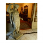 Grande escultura em grés porcelanado no estilo grego, representando Afrodite. Alt. 176 cm.