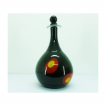 Garrafa com tampa, em cristal de Murano na cor preta. Assinada A. Martinelli. Alt. 48 cm.