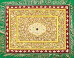 Importante e raro tapete de mesa, bordado com fios de ouro e incrustações de pedras semi-preciosas (peça de coleção). Medidas 59 x 45 cm