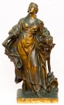 FRANCESCO LADETTE (Charles François Ladatte, 1706-1787). Escultura de bronze dourado e patinado representando Judith vitoriosa, segurando a cabeça de Holofernes.  Assinatura não encontrada.(Peça semelhante se encontra no Museu do Louvre ). Alt. 54 cm.