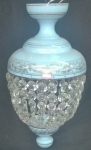 Lustre para 1 luz no formato de cesta, em opalina com pingentes em cristal, azul e dourado.