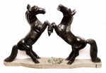 Escultura em pedra de esmeralda, representando Briga de cavalos.Medidas 63 x 102 x 15 cm