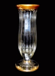 Belíssimo vaso em  cristal, possivelmente BACCARAT , corpo e base lisos e bizotados , borda e base filetadas na cor ouro. Alt 30 cm ( pequenos desgaste )