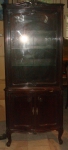 Vitrine de canto estilo CHIPANDALE, em madeira nobre com portas e prateleiras de vidro. Medidas