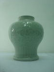 Vaso em porcelana oriental, manufatura CELADON na cor verde, decoração floral em relevo. Alt. 20 cm