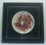 VIK MUNIZ. Prato em porcelana, datado 1999. Diâm. 31 cm . Acompanha caixa expositora em acrílico, 60 x 60 cm