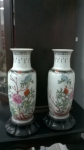 Par de vasos de porcelana japonesa, decorado com flores em policromia. Base de madeira (com adaptação para abajur). Alt. total 38 cm