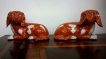 Par de cães chineses ao gosto Cia das Indias em porcelana rouge fer. Alt. 13 cm
