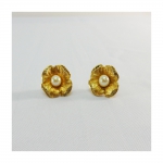 Par de brincos em metal dourado em formato de flor, decoradas com strass e pérolas , medindo 2 cm de diâmetro. Bijuteria Vintage.