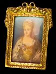 Miniatura em metal dourado com vermeil , francesa, delicadamente trabalhado, placa de celulóide com pintura de Dama. Assinado. Medidas 12 x 8 cm.