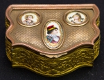 Caixa porta jóias em metal dourado com vermeil,  com três placas de esmaltadas com figuras de Damas, parte interna forrada de veludo. Medidas 3 x 10 x 8,5 cm