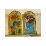2 vitrais sendo 1 com figuras de pombas e outro com borboletas, med. 51 x 27 cm