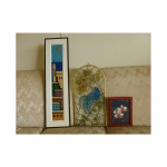 Lote com 3 peças sendo: vitral com figura de pavão (51 x 27 cm); 1 quadro decorativo com orquídea (24 x 18 cm) e uma tapeçaria com igreja, emoldurada, (76 x 21 cm)