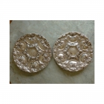 Par de medalhões em metal prateado decorados com volutas, concheados e flores, med. 44 cm de diâmetro