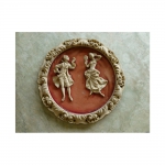 Quadro redondo com figuras de dama e cavaleiro em resina, med. 30 cm de diâmetro (moldura colada)