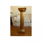 Coluna pintada na cor dourada, med. 88 x 28 x 28 cm