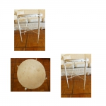 Par de mesas laterais, base em ferro branco e tampo em mármore, med. 56 cm de altura e 45 cm de diâmetro (apresenta 1 dos pés quebrado)