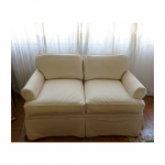 Sofá para 2 lugares forrado em curvim branco com almofadas soltas, med. 81 x 154 x 92 cm
