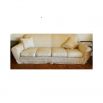 Sofá para 4 lugares forrado em tecido brocado, com almofadas soltas, med. 80 x 200 x 87 cm