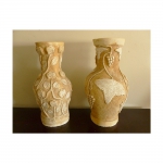 Dois  vasos em cerâmica decorados com flores e folhas, med. 59 cm de altura