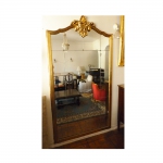 Espelho carrot com moldura em madeira dourada med 213 x 137 cm (no estado). RETIRADA POR CONTA DO CLIENTE.
