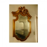 Espelho bizotado, com moldura dourada e entalhada com volutas e concheados, med. 84 x 52 cm