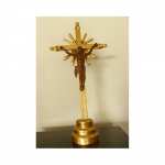 Crucifixo em madeira dourada (49 x 24 cm) com Cristo  (18 x 15 cm)