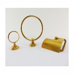 Kit  de banheiro com 3 peças em metal dourado, sendo : porta toalha , porta papel  e porta escovas.