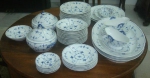 Parte de uma aparelho de jantar Dinamarques,em porcelana branca com detalhes de flores e arabescos em azul carbono, composto de 47 peças sendo: 13 pratos rasos(1 marcas de uso); 12 pratos de sopa(1 marcas de uso, 1 com fio de cabelo e 1 com lascado); 2 legumeiras com tampa( 1 tampa com a pega quebrada); 6 pratos para pão(1 c/bicado); 5 pratos de sobremesa ( 1 com lascado); 2 molheiras; 4 travessas ovais; 2 pratos grandes  redondos e 1 bowl.