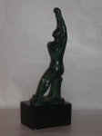 BRUNO GIORGI. " Mulher sentada". Escultura de bronze. Alt. total 52 cm