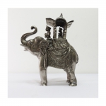 Escultura indiana em metal prateado representando divindades andando num elefante, med. 32 x 25 cm