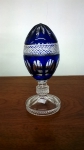 Pinha/egg box  azul em cristal europeu lapidado ao gosto Dedão  Baccarat, medindo 22 cm de altura.