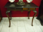 Importante mesa de encostar de jacarandá, com 2 gavetas , saia entalhada pés de burro. Brasil. Século XVIII. Medidas 85 x 107 x 65 cm.