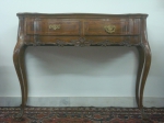 Belíssima mesa de encostar estilo Don José I, em jacarandá,  com 2 gavetas filetadas e com  puxadores de bronze, saia recortada e entalhada. Medidas 81 x 112 x 52 cm.
