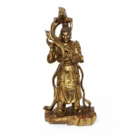 Escultura chinesa em madeira entalhada e dourada, representando Imperador brincando com dragão . Século XVII. Alt. 51 cm.