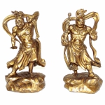 Duas esculturas chinesas em madeira com pó de ouro , representando Guerreiros Guardiões do Templo "Agyo" e "Ungyo". Século XVII. Alt. 30 cm cada.