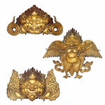 Conjunto de três raríssimos ornamentos de parede tibetanos, em bronze lavrado  e trabalhado à ouro ,representando máscaras de demônios protetores e pássaro sagrado; peças provenientes de antigos templos saqueados e destruídos durante a Revolução Cultural Chinesa. Medidas 24 x 35 cm, 24 x 46 cm e 39 x 40 cm