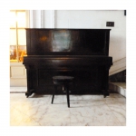 Piano/armário em madeira laqueada na cor preta. Acompanha banquinho. ( no estado). Medidas 130 x 147 x 64 cm