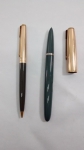 Lote com uma caneta tinteiro PARKER 51 na cor cinza esverdeado e uma lapiseira PARKER 45 na cor cinza - apresentam marcas de uso.