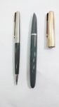 Lote com uma caneta tinteiro PARKER 51 na cor cinza e uma lapiseira PARKER 51 na cor cinza e uma lapiseira PARKER 45 com a gravação LL no corpo da mesma - apresentam marcas de uso.